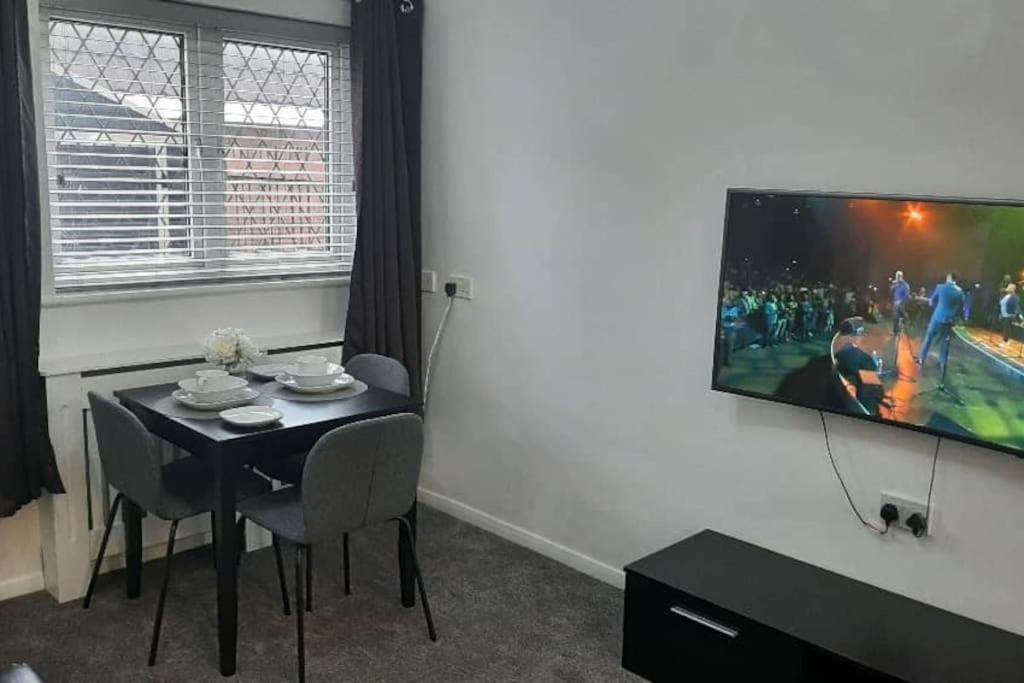 Entire Rental, Easy Reach To Etihad Stadium Manchester Exterior photo
